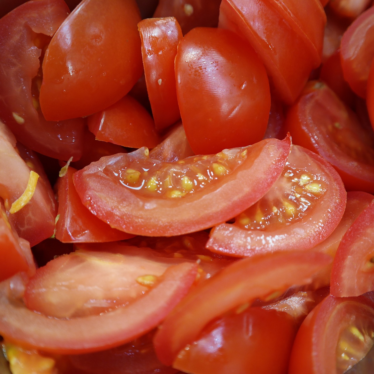 Tomate coupée montrant le mucilage